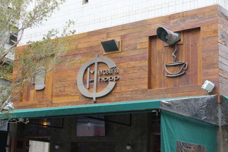 Fachada de madeira de demolição na Mercearia Chopp