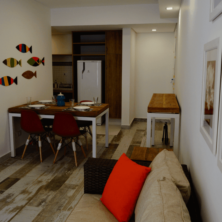 Detalhe dos móveis rústicos no Ilhabela Beach Residence