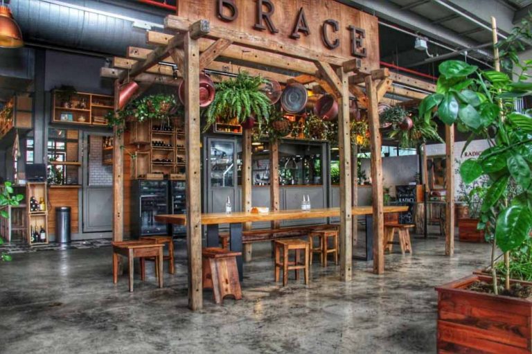 Pergolado de madeira no projeto em madeira de demolição para o Eataly Brasil