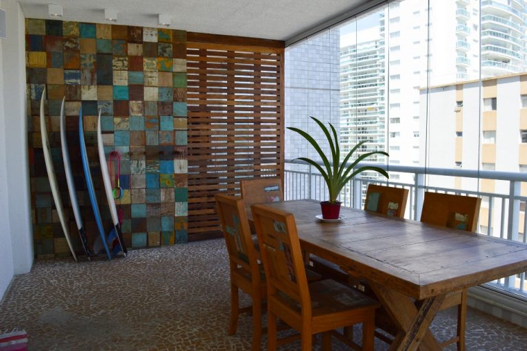 Painel externo rústico, projeto personalizado em madeira de demolição no Guarujá