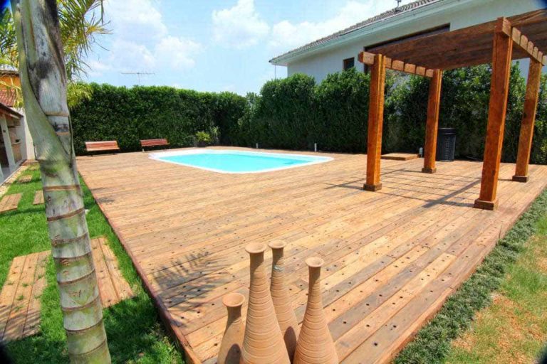 Deck de cruzetas na piscina no litoral, paisagismo com madeira de demolição