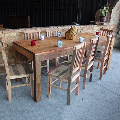 Mesa rustica de jantar com conjunto de cadeiras maciças de demolição
