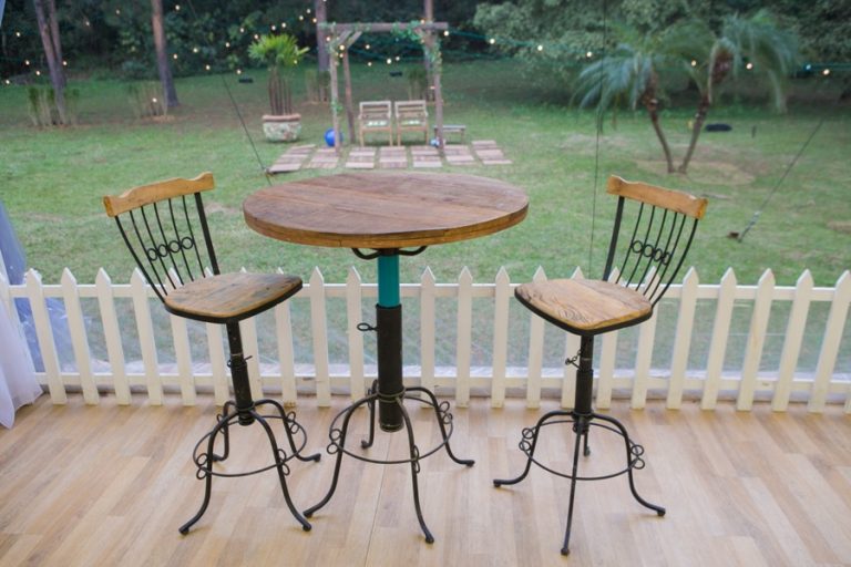 Conjunto de mesa bistrô redonda regulável de 0,70 m com 2 banquetas de ferro