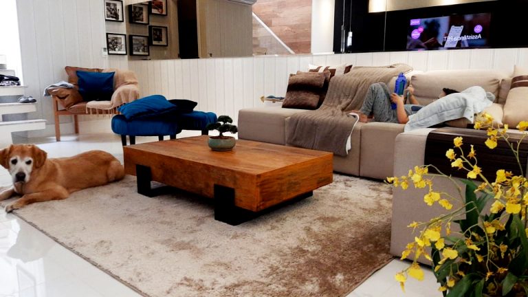Mesa de centro com detalhe em ferro, móveis para sala de estar