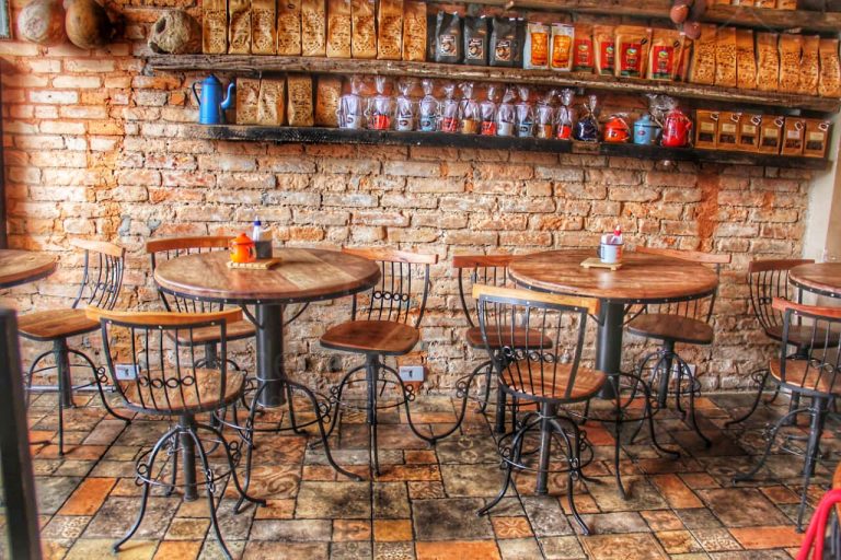 Mesa bistrô com cadeiras rústicas de pé de ferro, móveis para bar