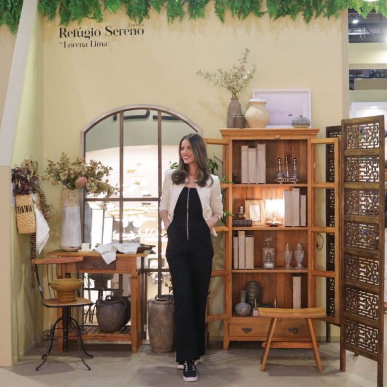 Espaço Refúgio Sereno na ABCasa com armário e banqueta de madeira de demolição