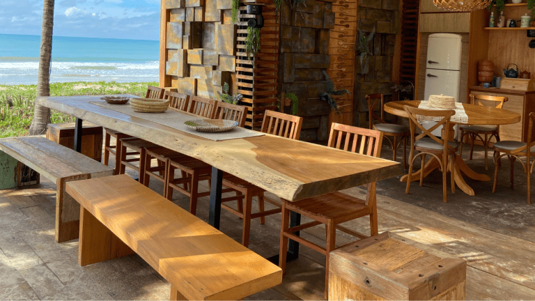 Mesa de madeira maciça com base de ferro e borda orgânica tipo costaneira