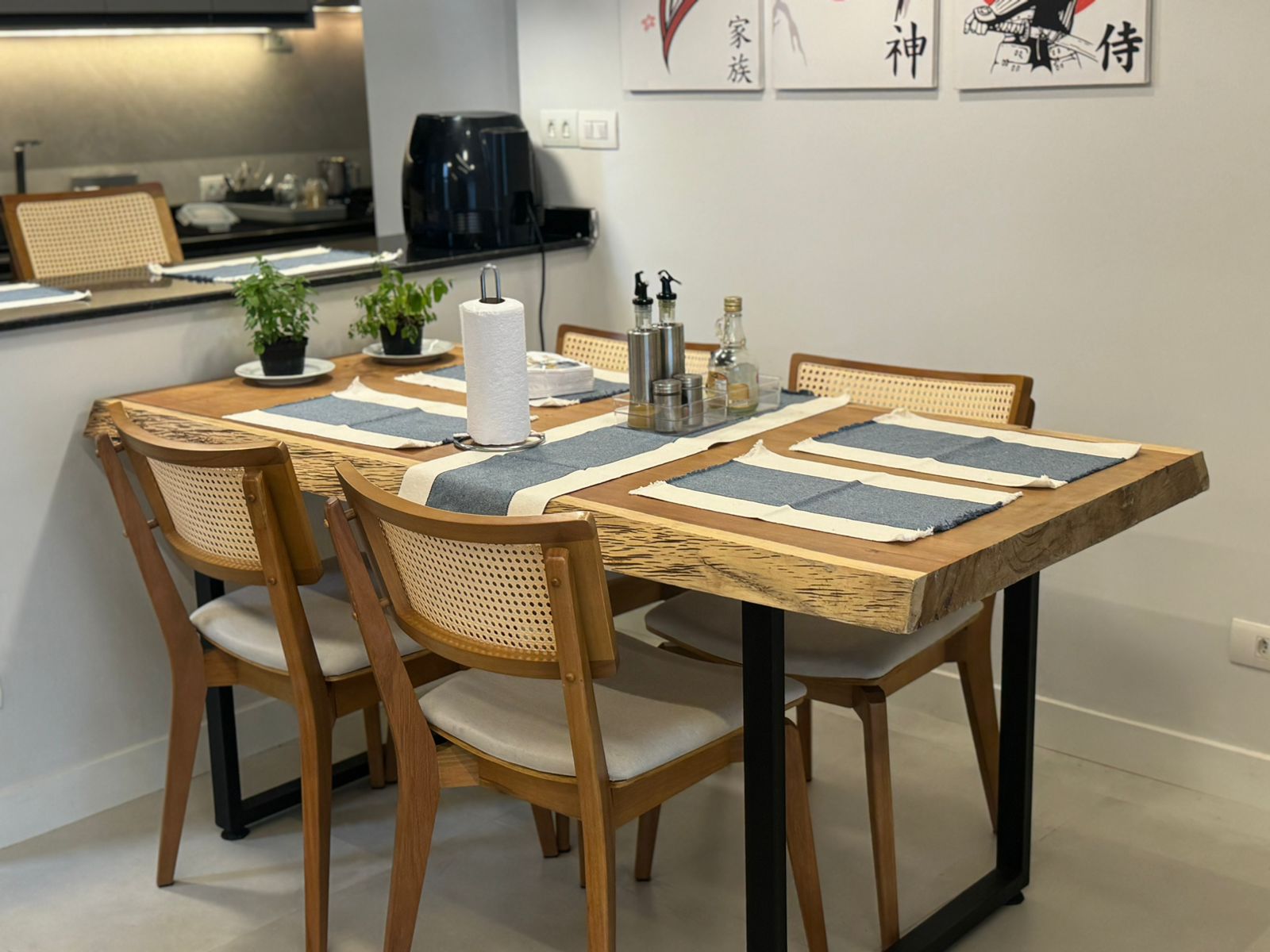 MESA DE JANTAR COSTANEIRA COM PÉ EM FERRO U