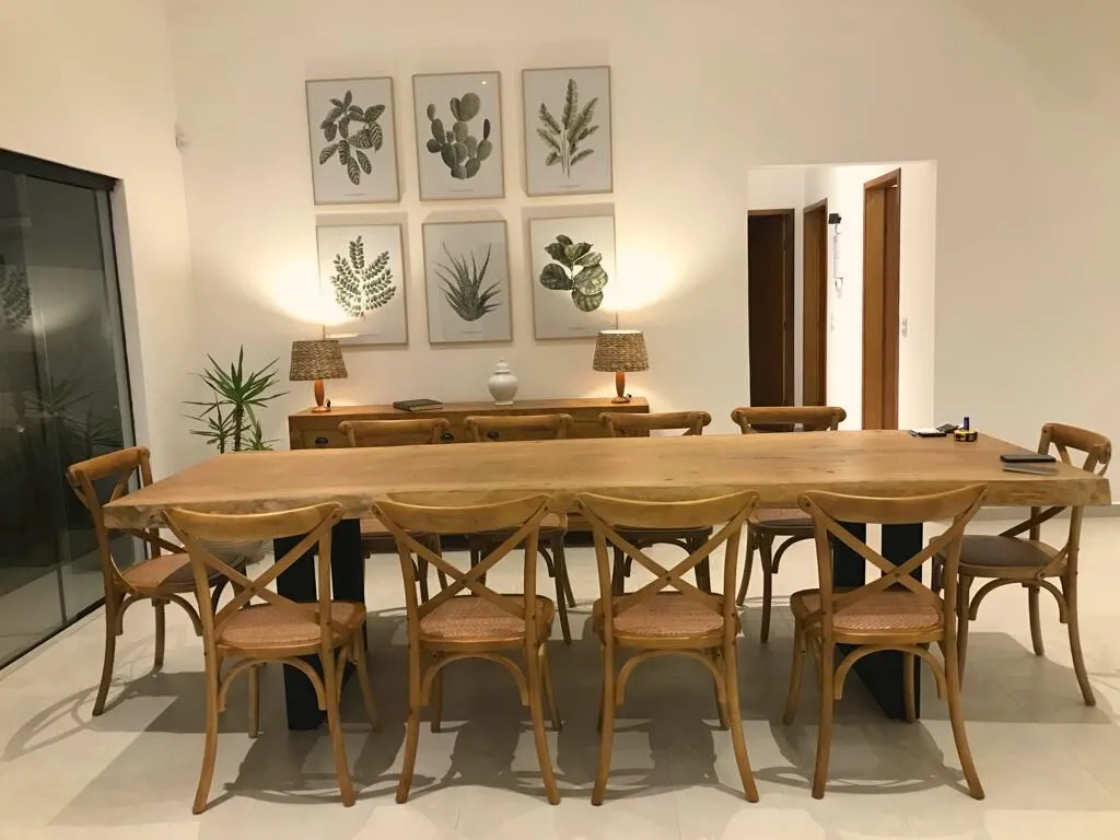 Mesa de jantar pranchada borda orgânica madeira maciça com base de ferro