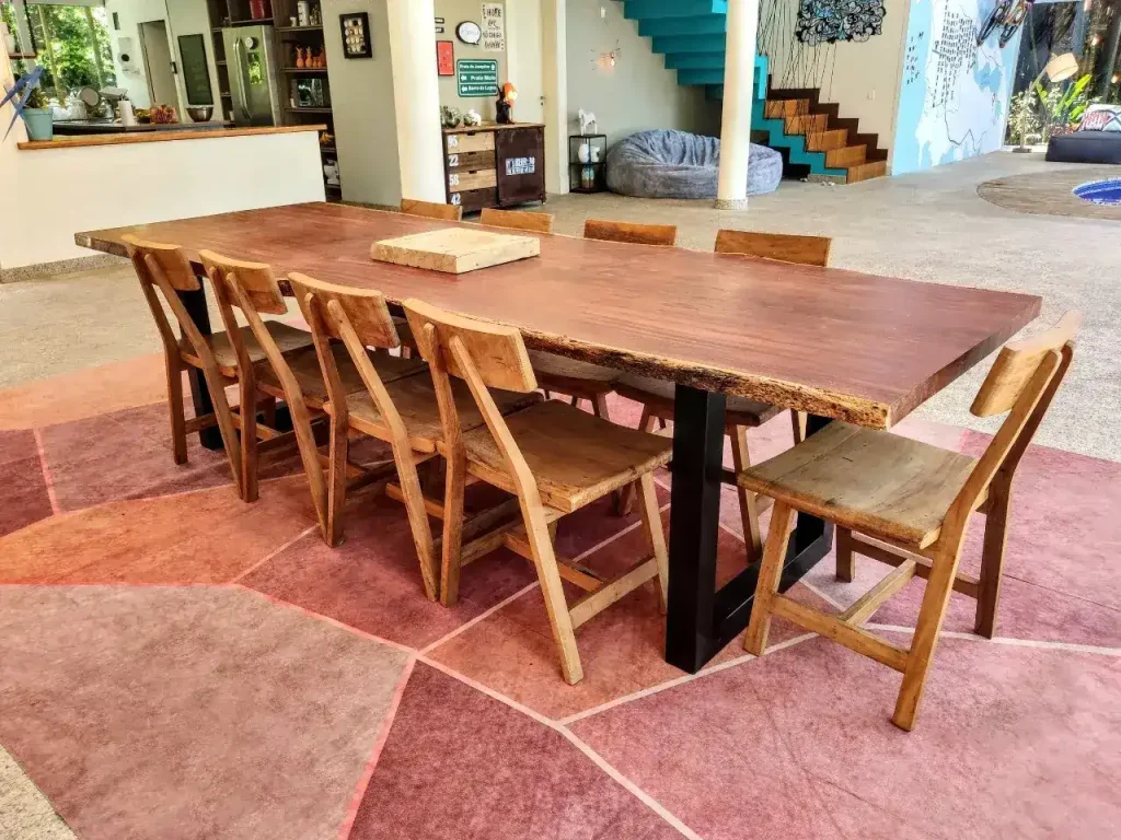 Mesa de jantar Pranchada com borda orgânica, pranchada madeira maciça com base de ferro ambientada sala de jantar