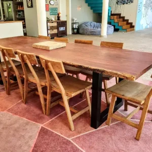 Mesa de jantar Pranchada com borda orgânica, pranchada madeira maciça com base de ferro ambientada sala de jantar