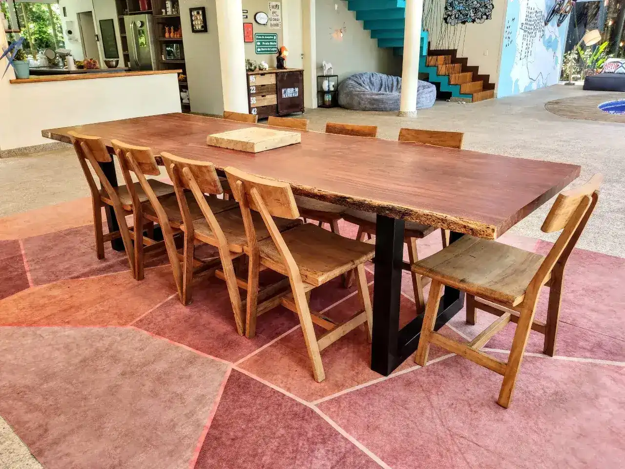 Mesa de jantar Pranchada com borda orgânica, pranchada madeira maciça com base de ferro ambientada sala de jantar