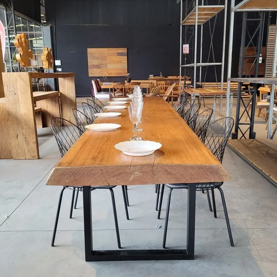Mesa de jantar borda orgânica madeira maciça com base de ferro formato U ideal para sala de jantar