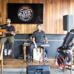 espaço Alambrado Eventos com uso de móveis em madeira de demolição durante evento gastronômico