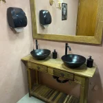 Aparador rústico em madeira de demolição, ideal para servir ou decorar ambientes gastronômicos e residenciais