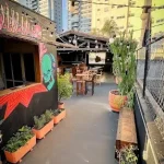 Bancos moldurados em madeira de demolição com estilo rústico, usados em evento no Alambrado Eventos