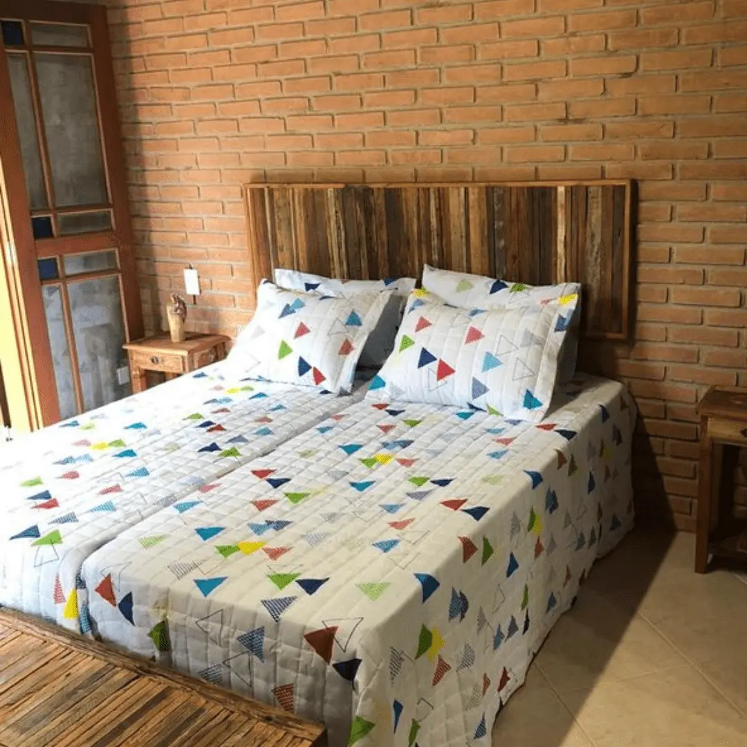 Cabeceira cama de casal ripada feita em madeira de demolição