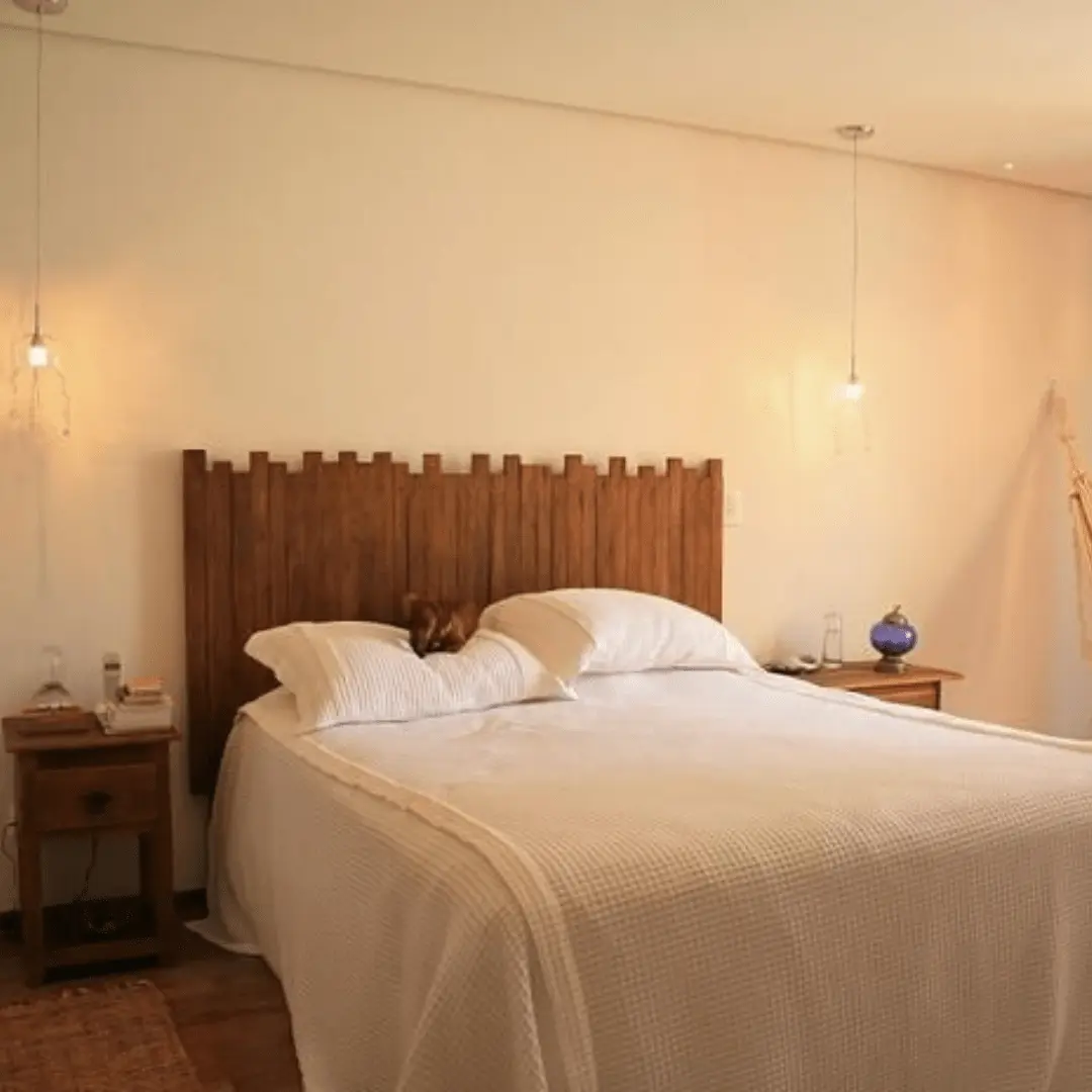 Cabeceira de cama de casal com acabamento natural em madeira de demolição