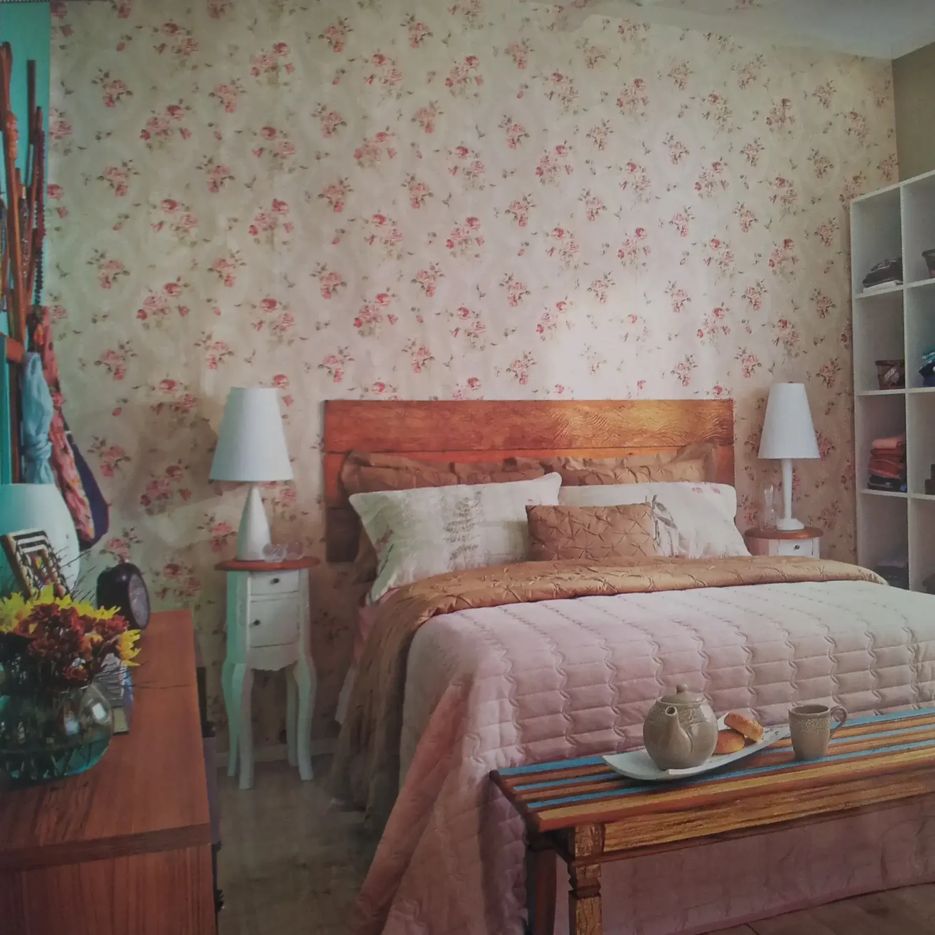Cabeceira de cama de casal feita em madeira de demolição, com design rústico e acabamento natural