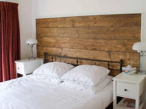Cabeceira rústica de 2 metros feita com tábua larga em madeira de demolição nobre, ideal para cama de casal ou king size