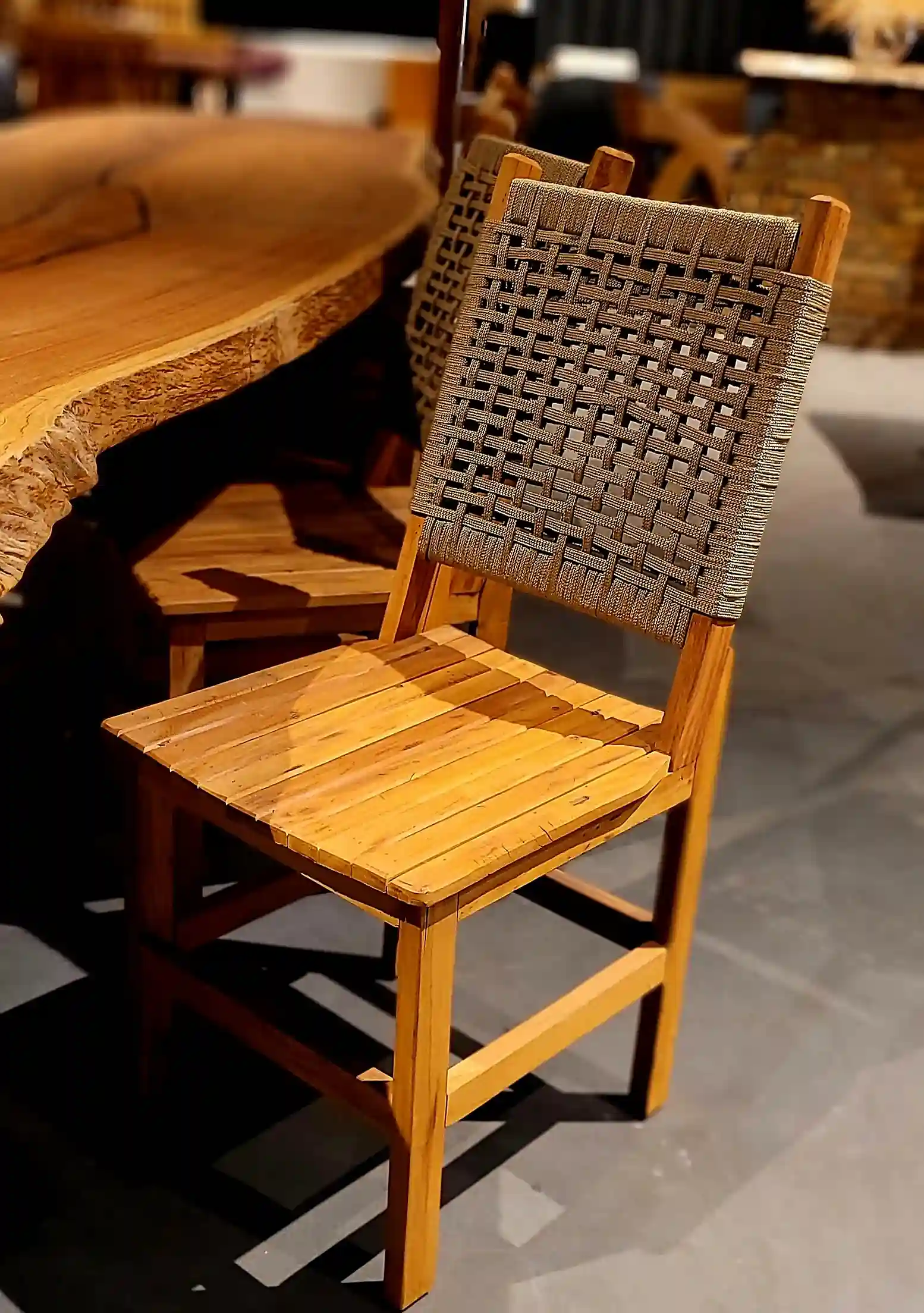 Cadeira AR com encosto em corda náutica Rami, estrutura em madeira, perfeita para decoração rústica e moderna