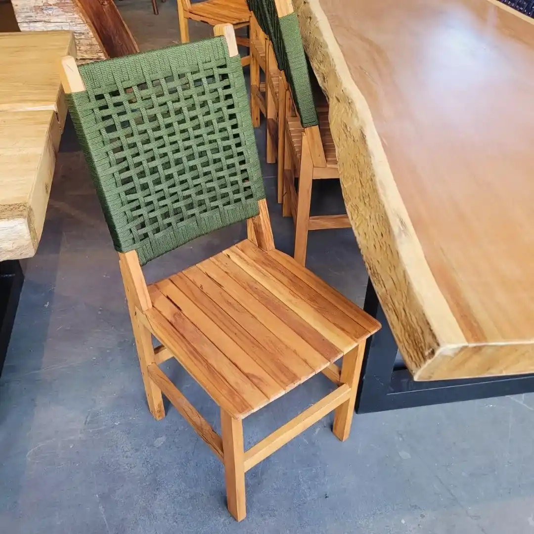 Cadeira AR com encosto em corda náutica verde, estrutura de madeira, perfeita para sala de jantar e áreas externas