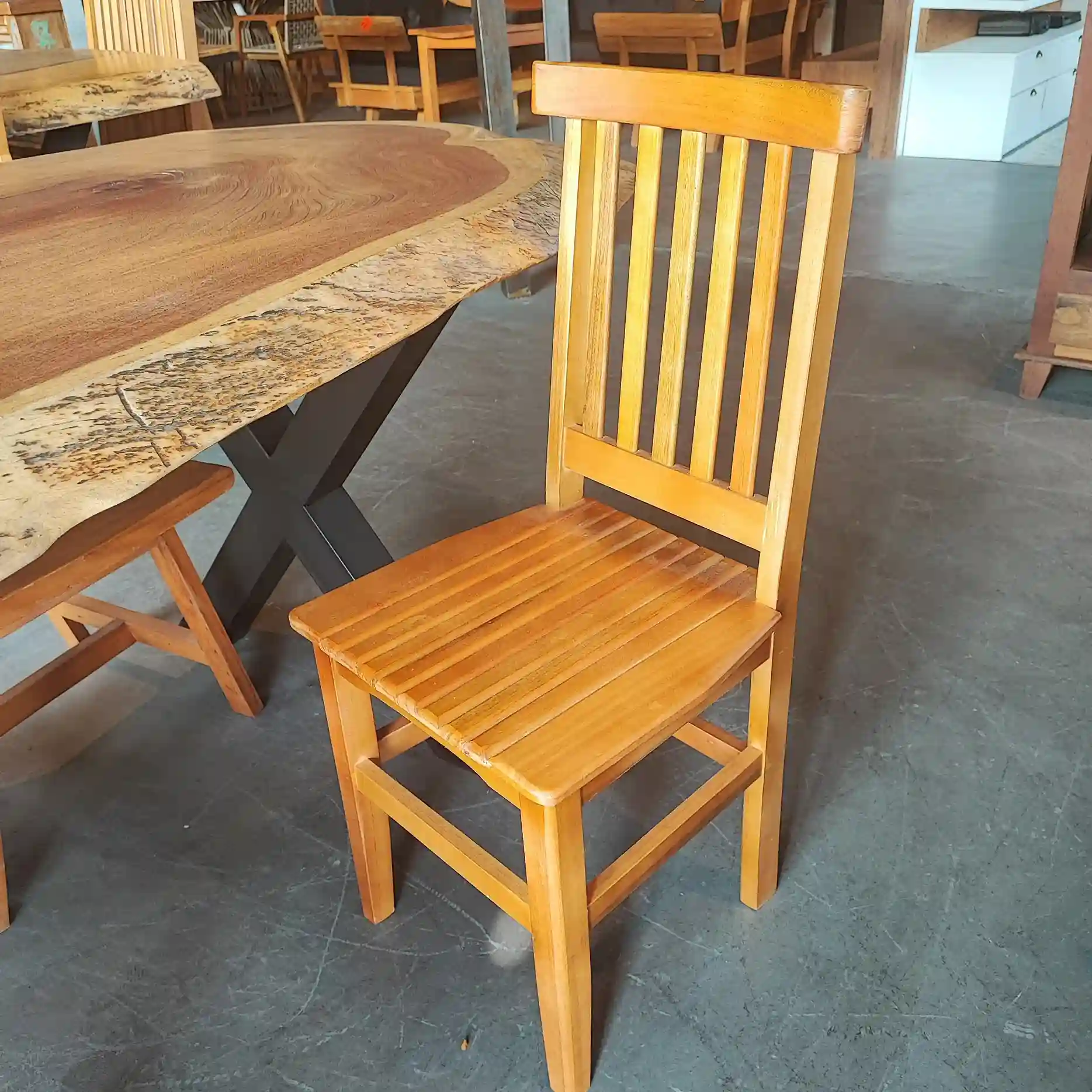 Cadeira de madeira modelo Estação ripada, acabamento natural Patu, ideal para sala de jantar, varanda ou área gourmet