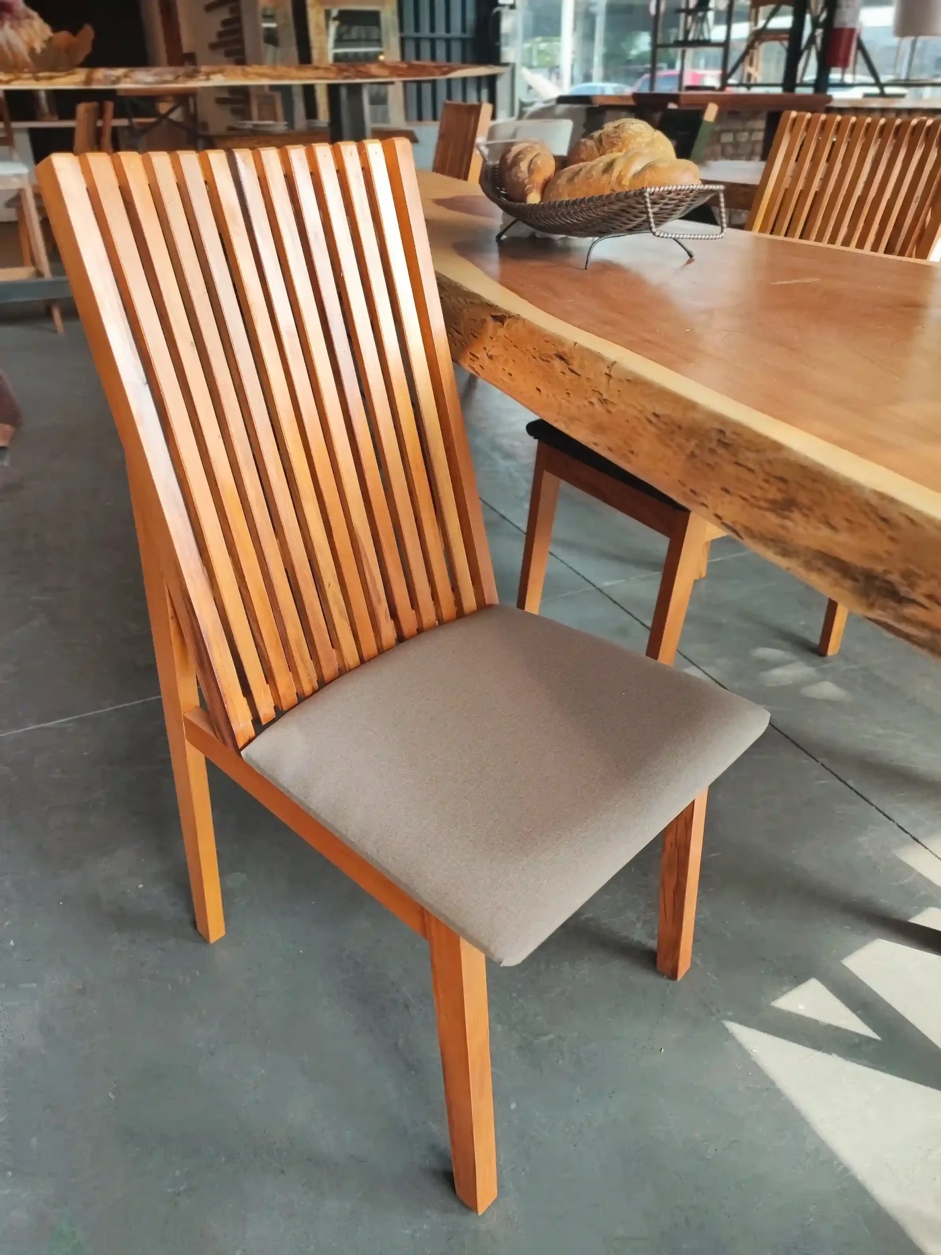 Cadeira Roma com estofado na cor Fendi, ideal para salas de jantar elegantes e ambientes modernos