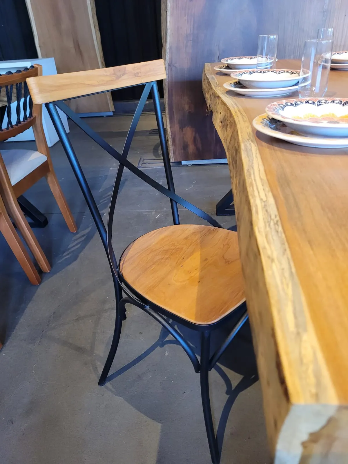 Cadeira Industrial Clauffer com design robusto e acabamento em metal, ideal para sala de jantar e espaços contemporâneos