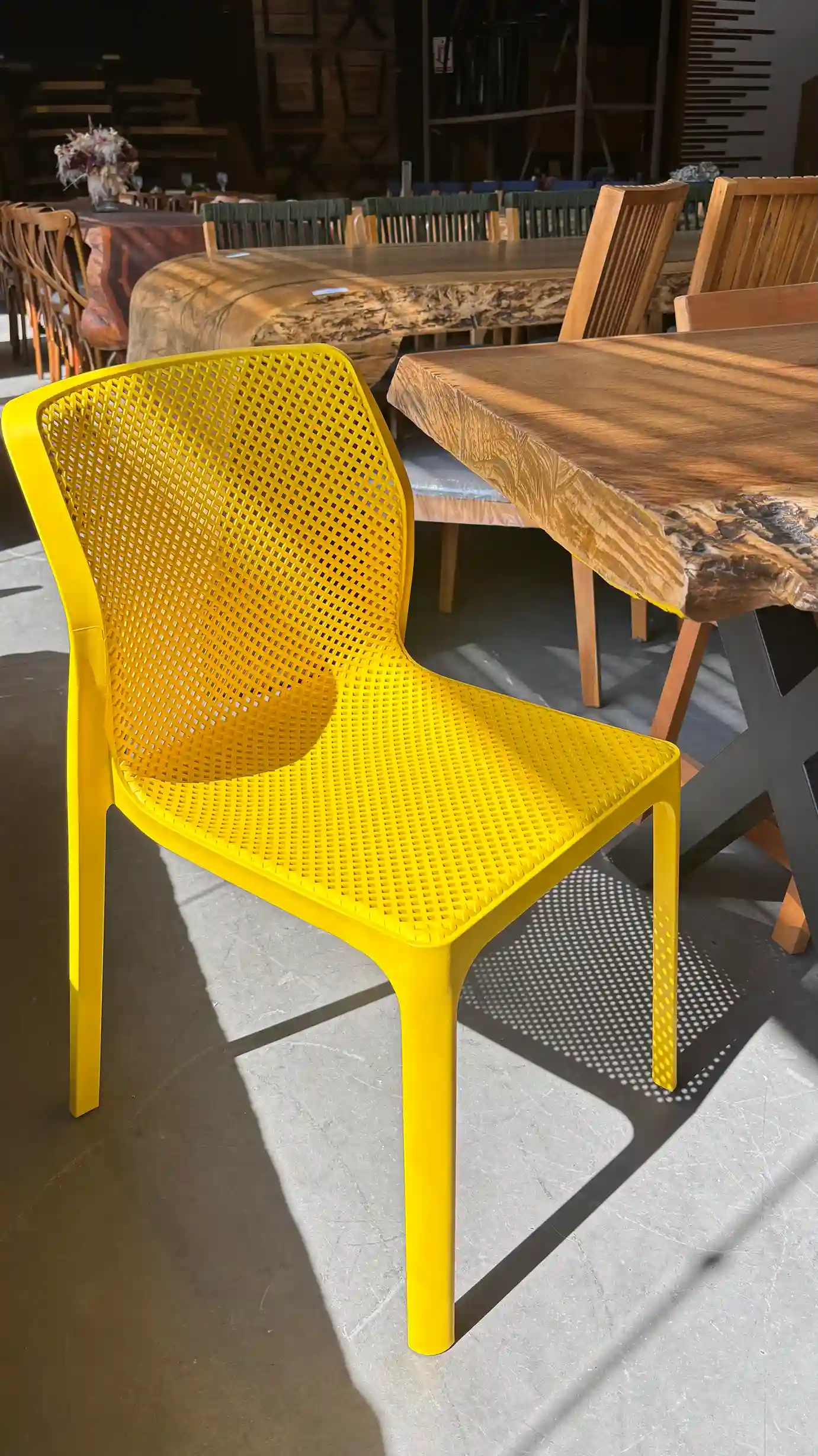 Cadeira Laryssa feita em polipropileno na cor amarela, design moderno, ideal para uso interno e externo