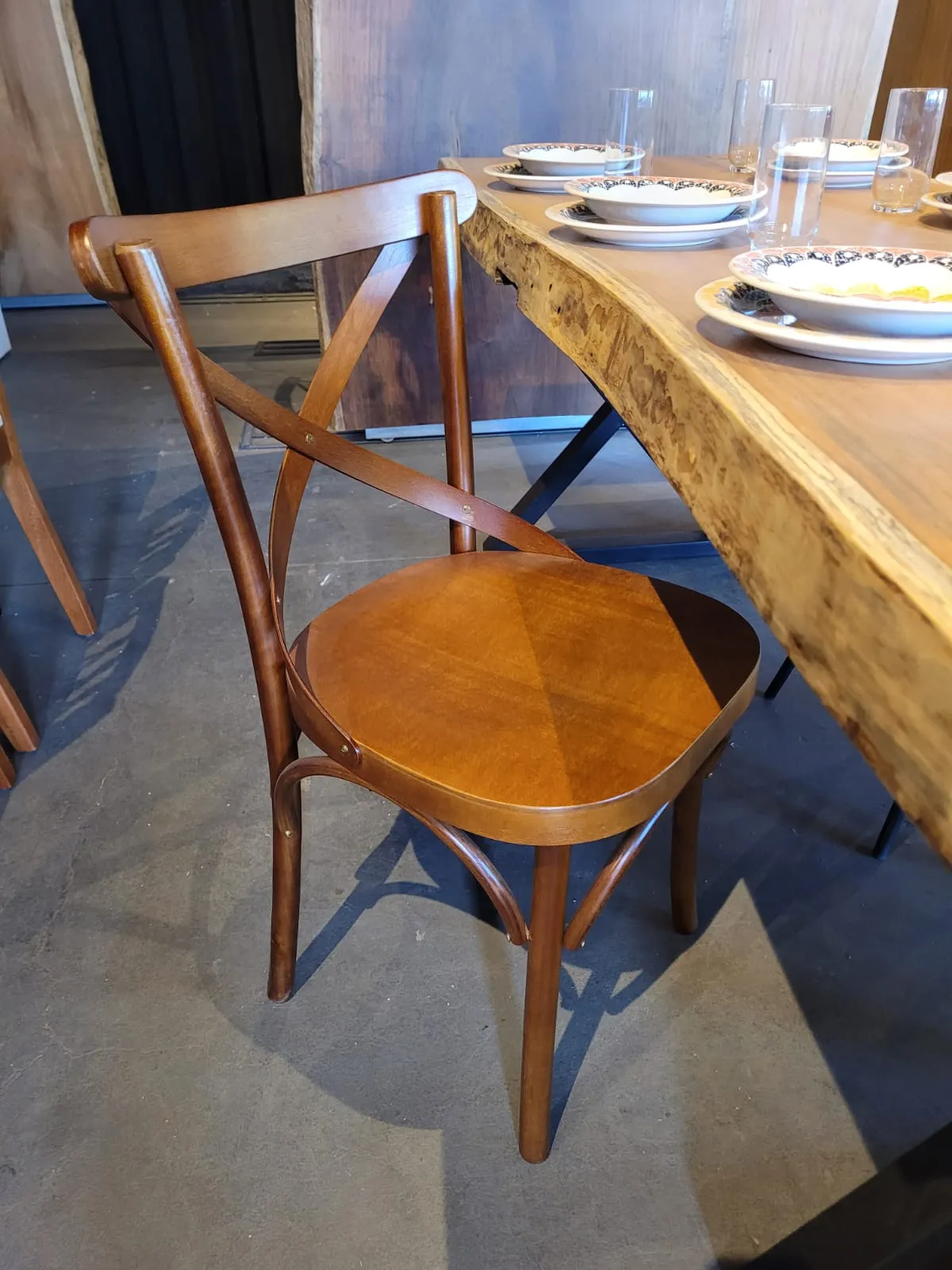 Cadeira em madeira modelo Cross X com design clássico e acabamento sofisticado, ideal para salas de jantar e espaços gourmet