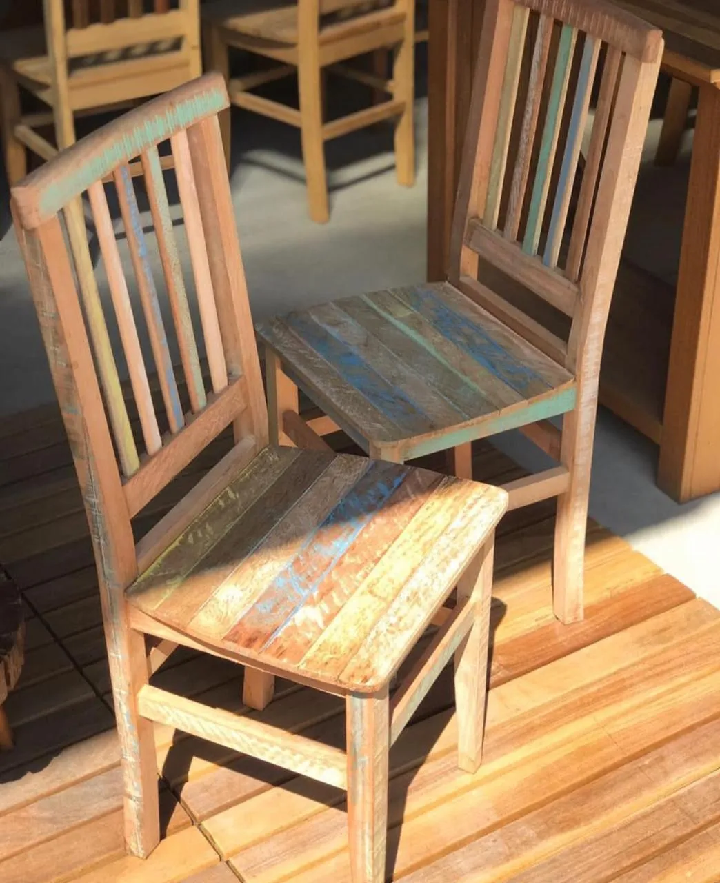 Cadeira Minerinha com design colorido e moderno, ideal para áreas internas e externas, trazendo conforto e estilo