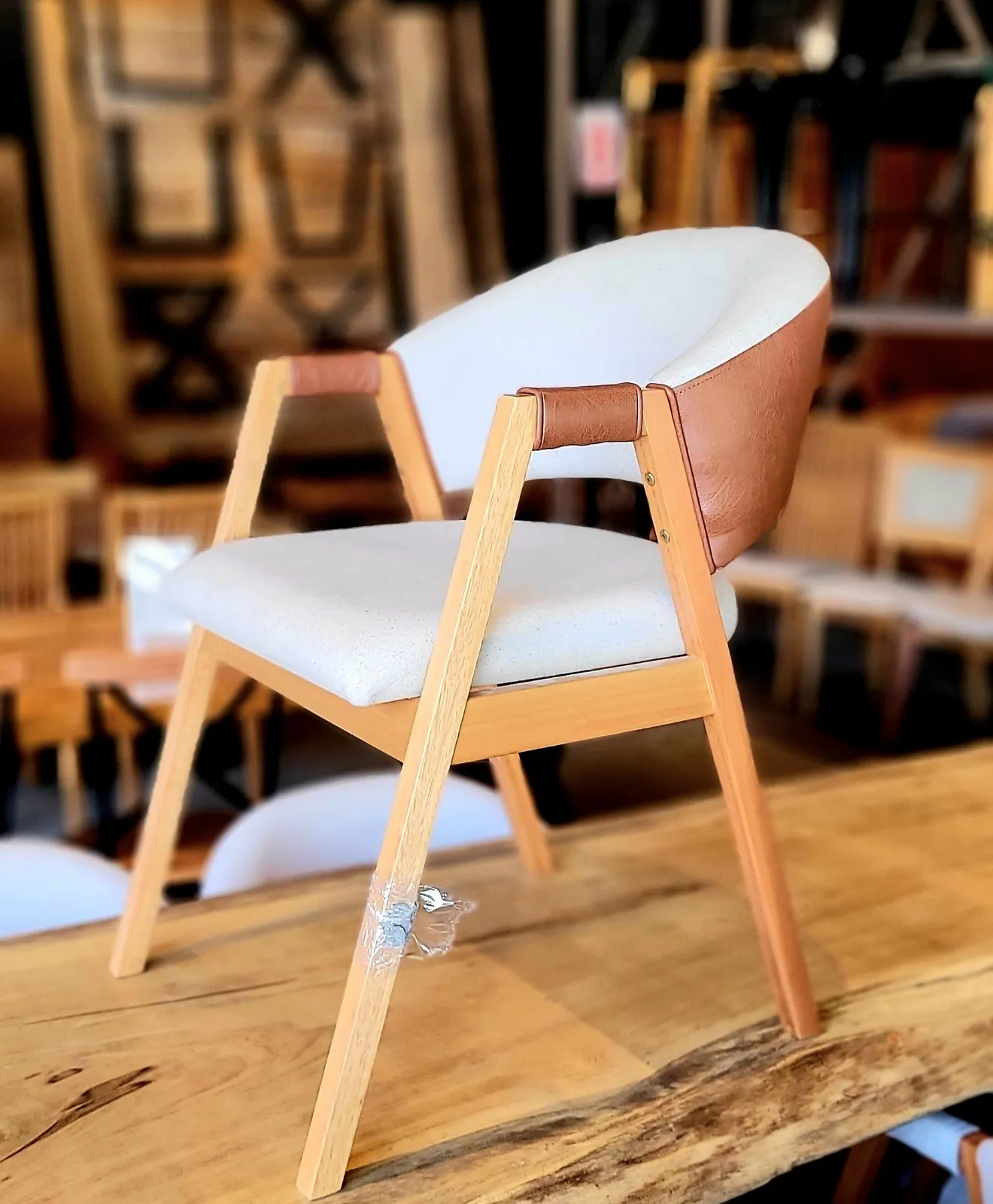 Poltrona Minsk com estrutura robusta e estofado elegante, ideal para ambientes sofisticados e aconchegantes