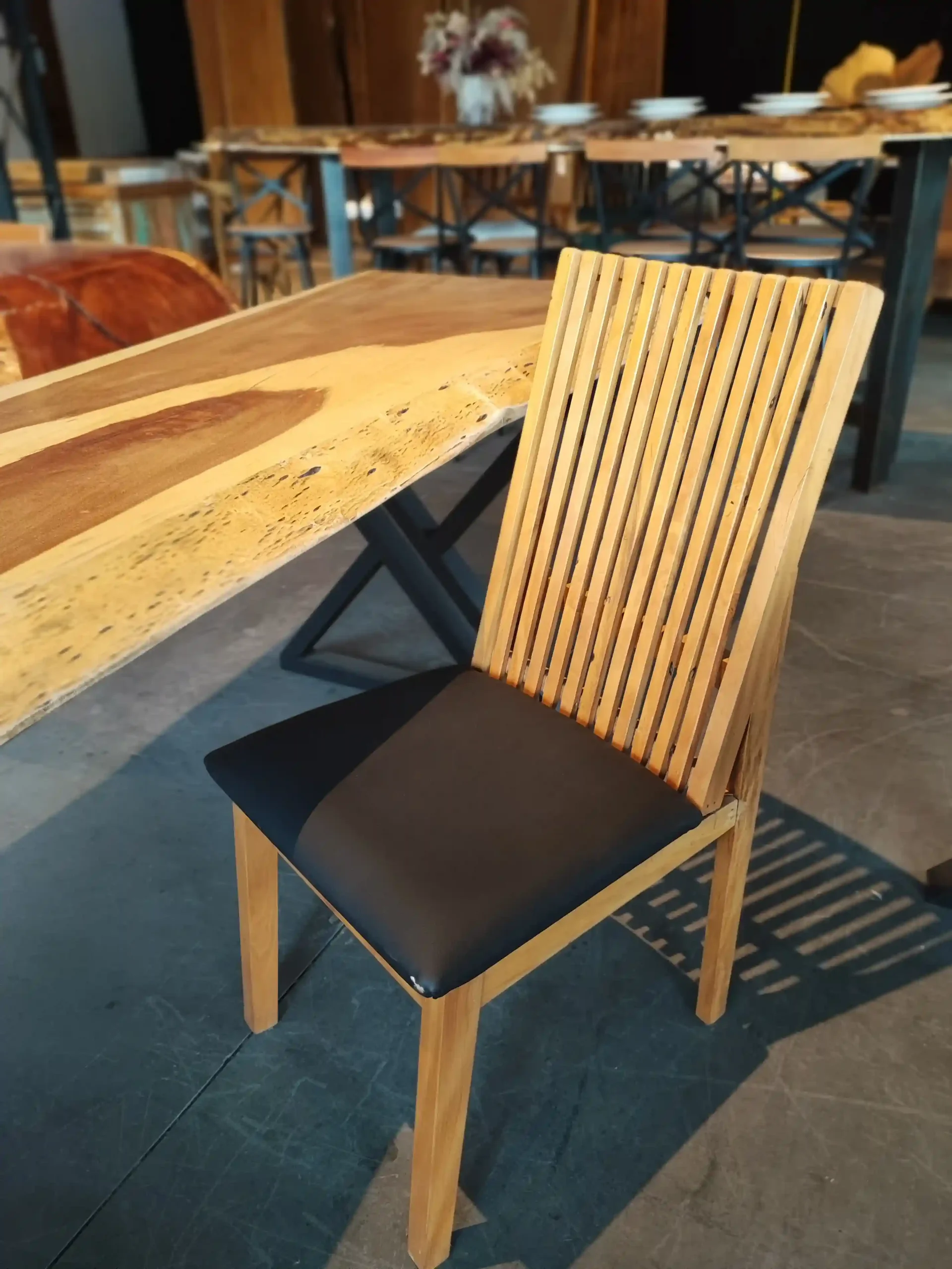 Cadeira de madeira modelo Ripada Roma na cor preta, ideal para ambientes sofisticados como salas de jantar e espaços gourmet
