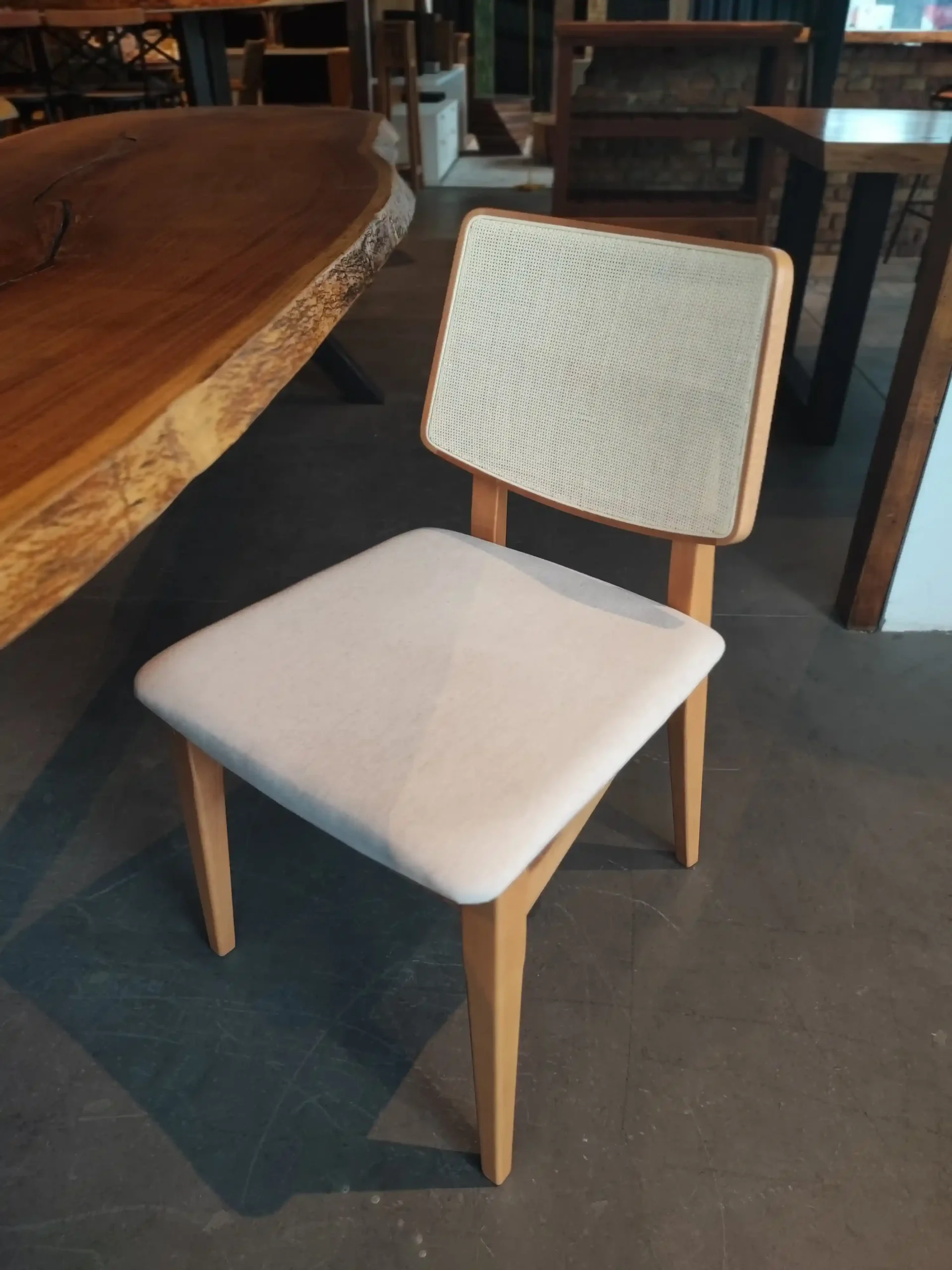 Cadeira Urubici em madeira com estofado, ideal para salas de jantar, varandas e ambientes com decoração rústica