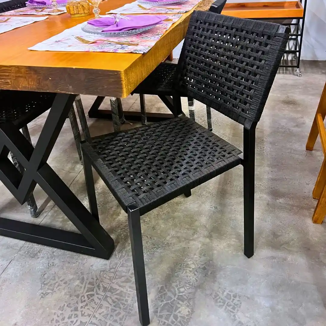 Cadeira modelo Vermom com estrutura em alumínio e corda preta no assento e encosto, ideal para áreas externas e ambientes contemporâneos