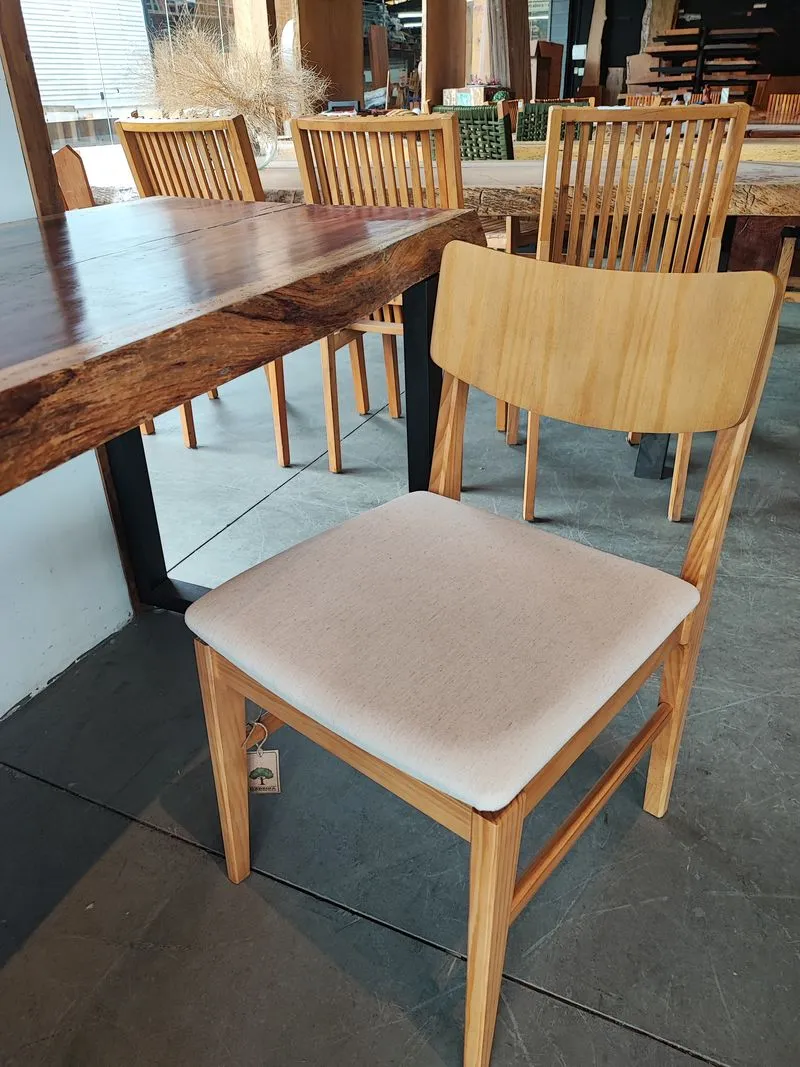 Cadeira Zoe com assento estofado, design moderno e confortável para ambientes internos como sala de jantar e área gourmet