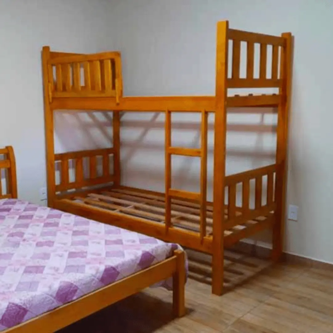 Cama beliche de madeira de demolição modelo Lívia com acabamento natural