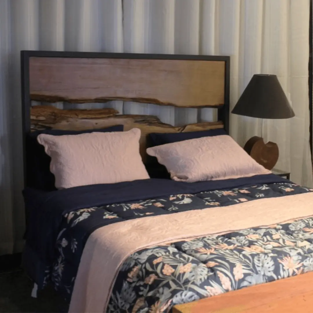 Cama de casal estilo industrial com cabeceira em madeira de tronco, peça rústica e imponente para quartos com personalidade