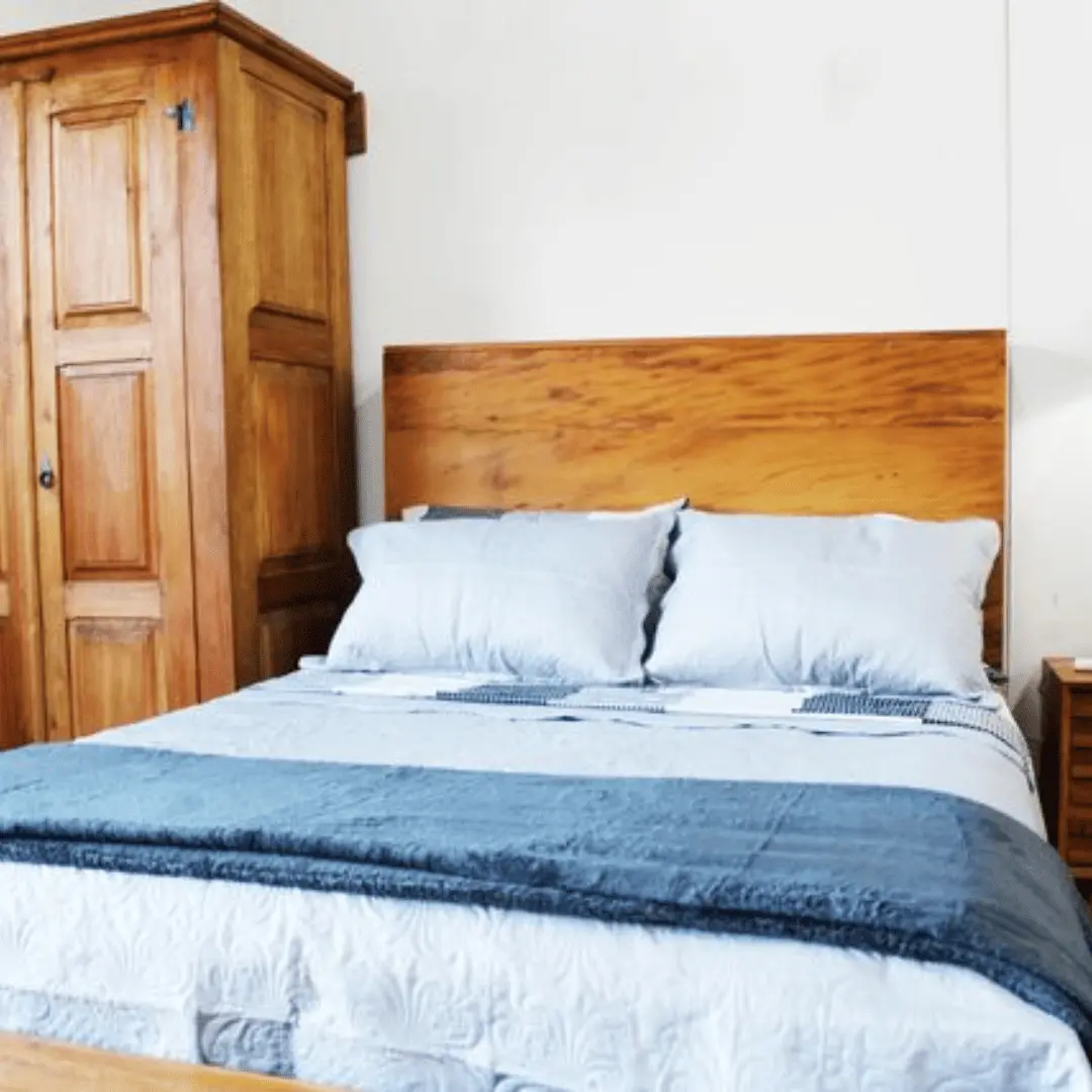 Cama de casal em madeira de demolição com acabamento natural e estilo rústico, ideal para quartos aconchegantes