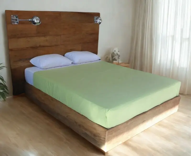 Cama tamanho casal de madeira de demolição