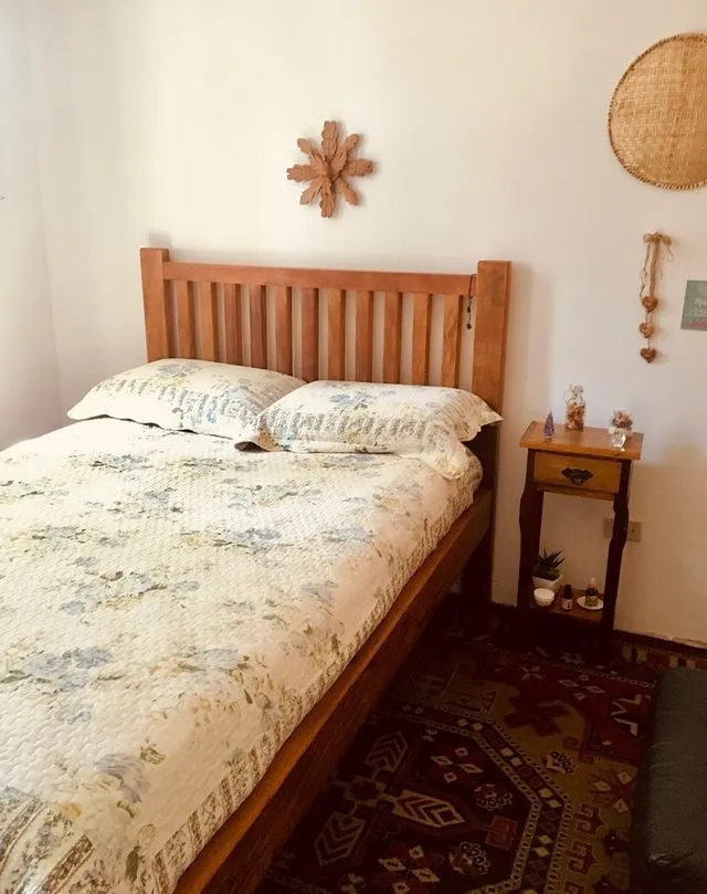 Cama de casal com acabamento natural em madeira de demolição, perfeita para ambientes com decoração rústica e aconchegante