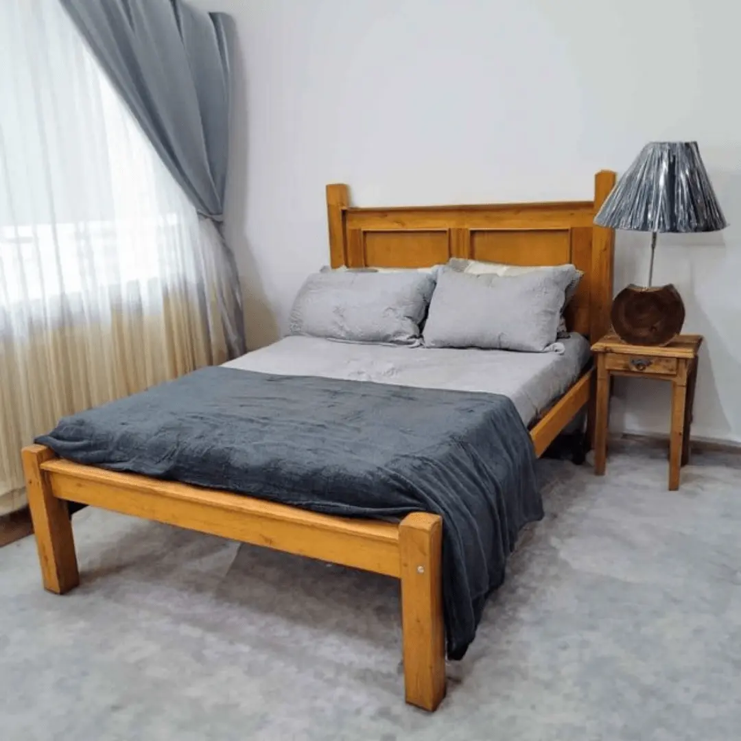 Cama de casal com acabamento natural em madeira rústica de demolição, para ambientes acolhedores