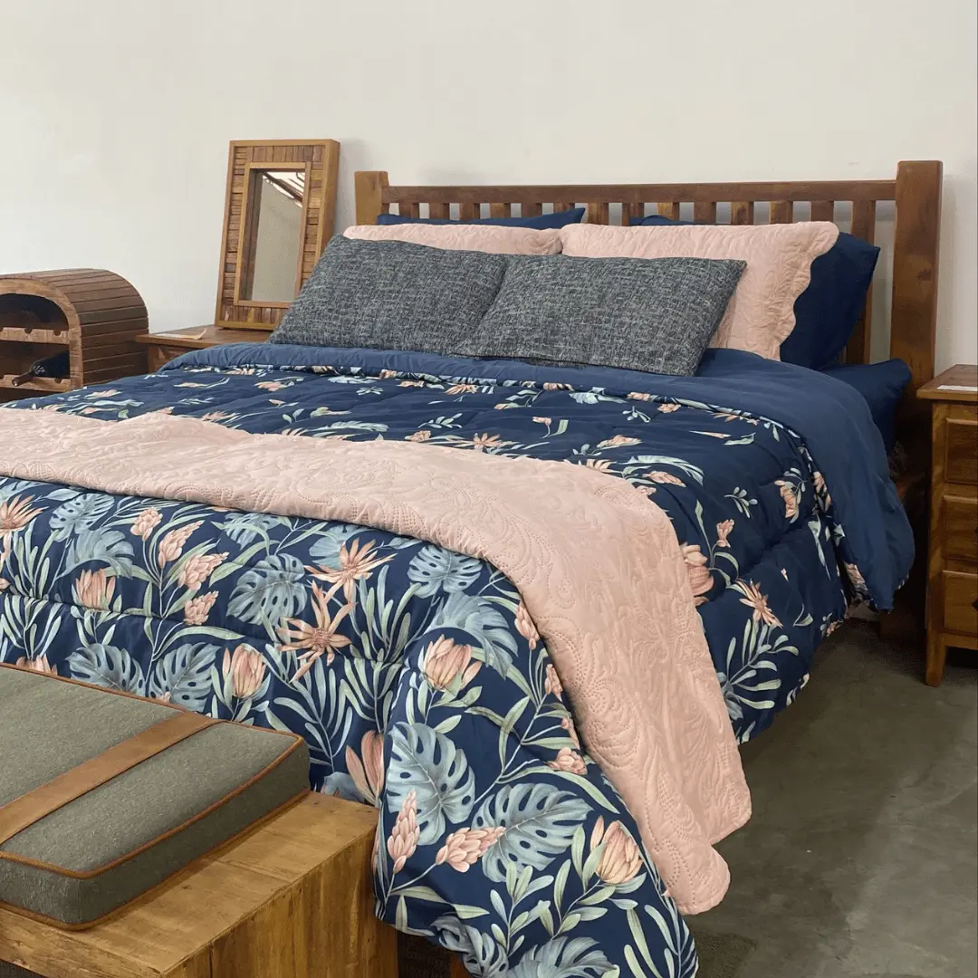 Cama de casal em madeira de demolição com acabamento natural e estilo rústico