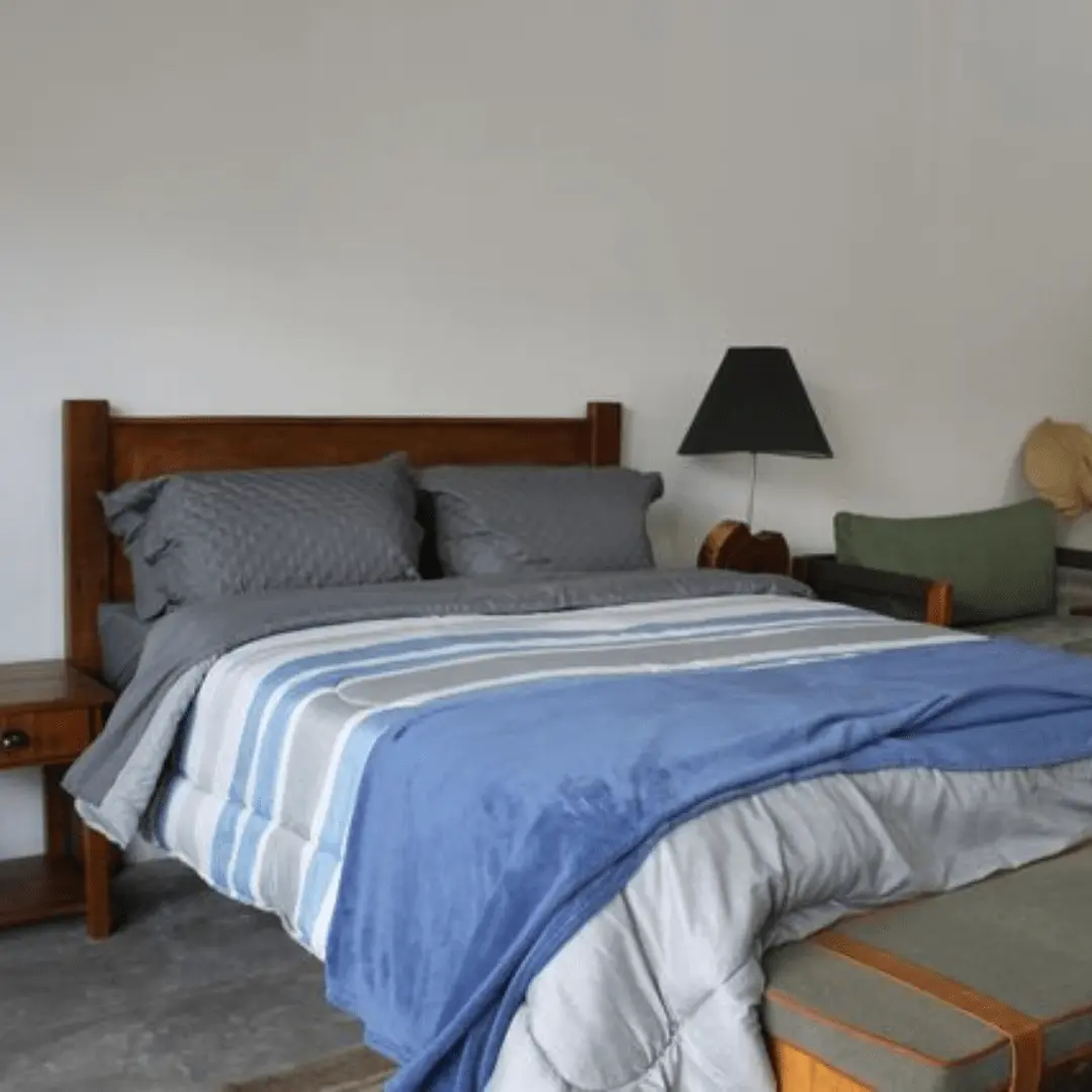 Cama rústica feita em madeira de demolição