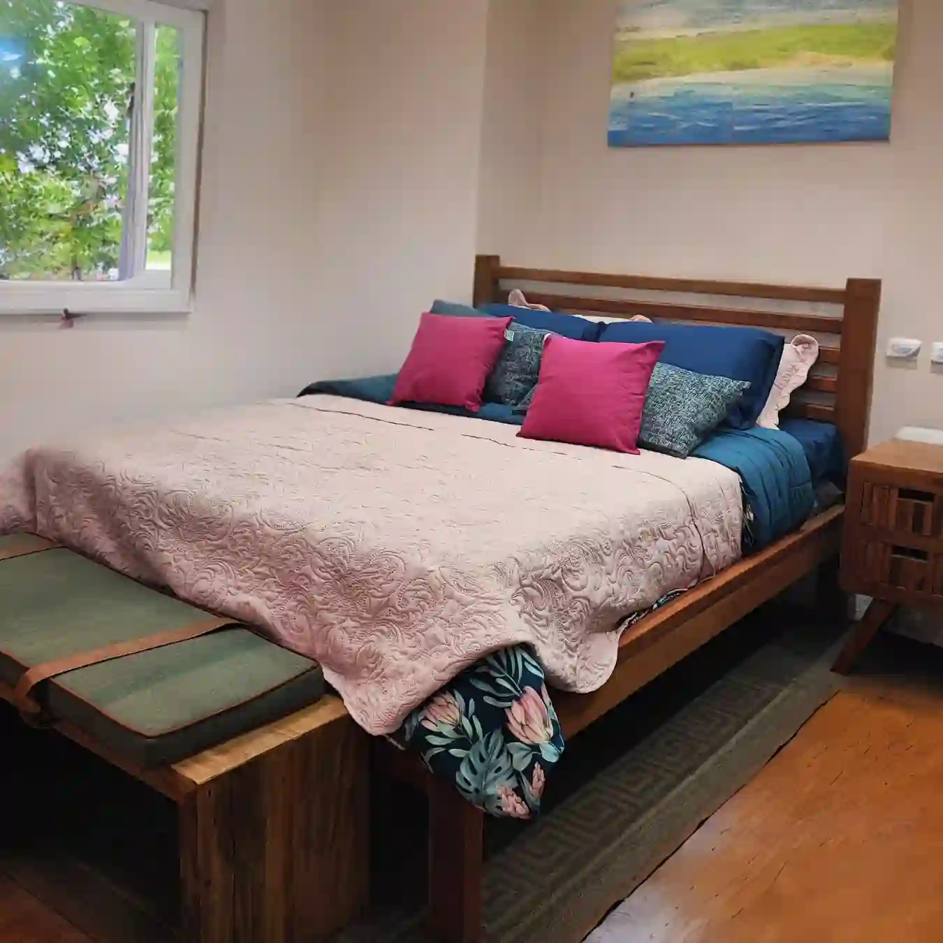 Cama de casal de madeira de demolição ripada horizontal