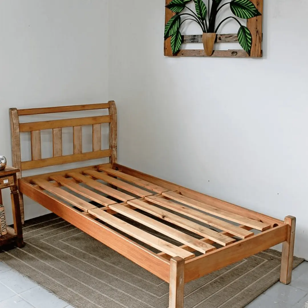 Cama de solteiro rústica em madeira de demolição com acabamento natural
