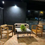 Conjunto de bancos rústicos em madeira de demolição, ideal para áreas de espera ou ambientes externos de restaurantes