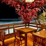 Conjunto com mesa quadrada e cadeiras em madeira de demolição para restaurantes com estilo rústico e romântico