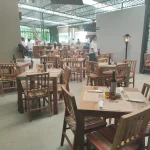 Conjunto de mesa com cadeiras rústicas em madeira de demolição, ideal para restaurantes ou eventos ao ar livre